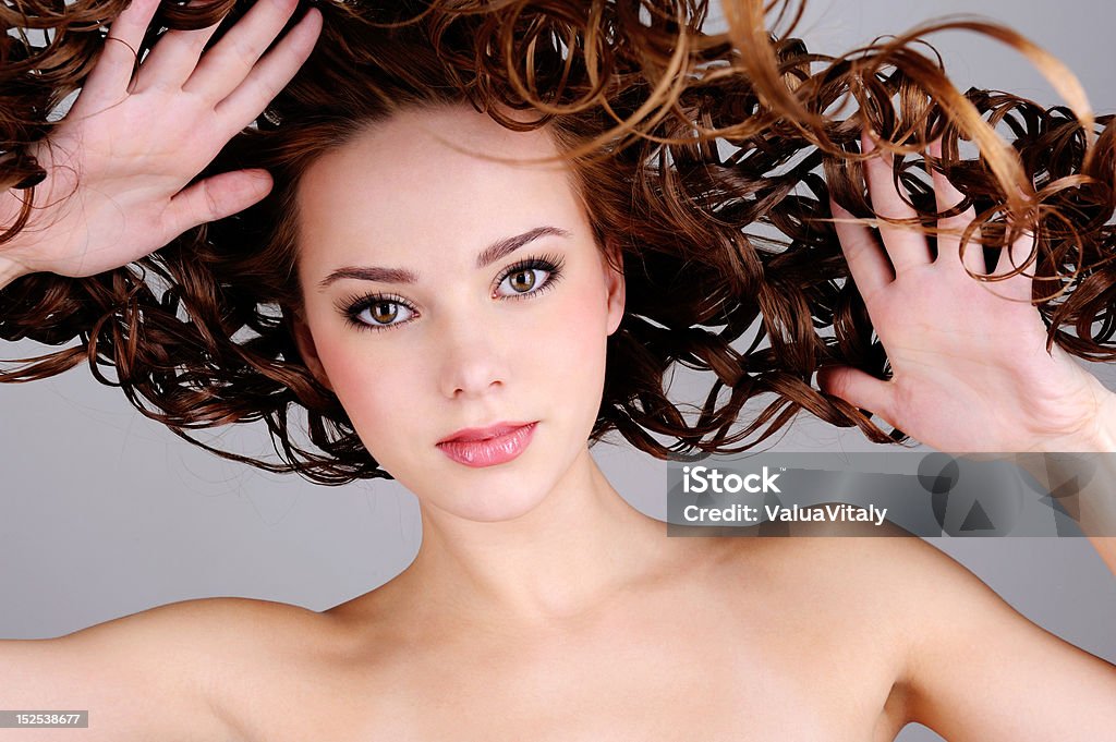 아름다운 가진 여자 걸리죠 꼬불꼬불한 hairs - 로열티 프리 20-29세 스톡 사진