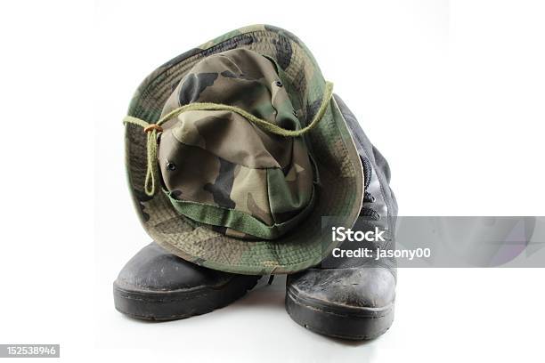 Camouflagehut Und Schuhe Stockfoto und mehr Bilder von Alt - Alt, Am Rand, Ausrüstung und Geräte
