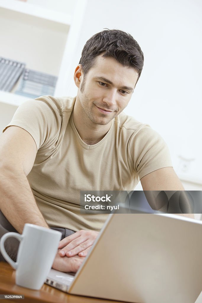 Homem feliz usando o computador - Foto de stock de 30 Anos royalty-free