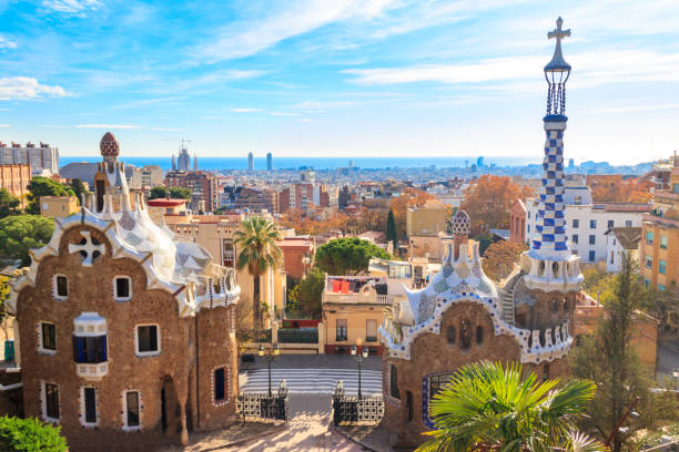 vista delle case di pan di zenzero da favola nel parco guell progettato da antoni gaudi a barcellona, spagna - castle catalonia spain majestic foto e immagini stock