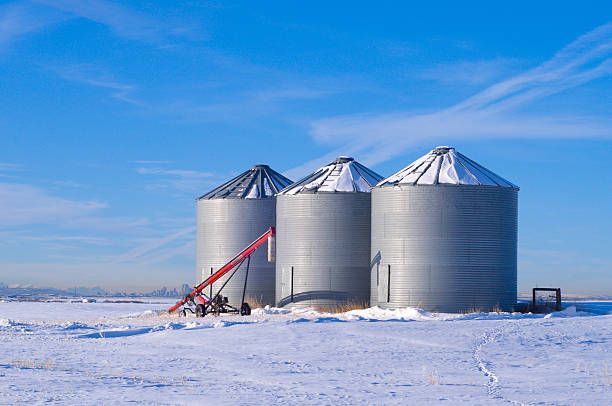 drei silo's mit auvray - prairie farm winter snow stock-fotos und bilder