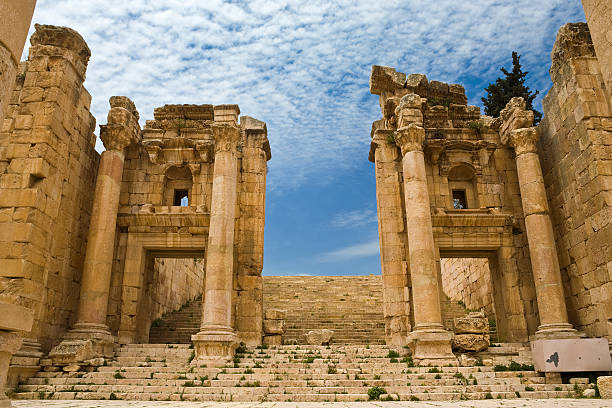 die propylaea in jerash - artemis tempel gerasa stock-fotos und bilder