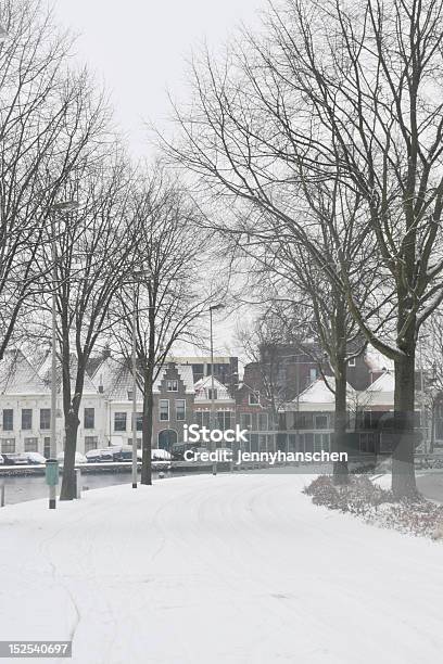 Invierno En Haarlem Foto de stock y más banco de imágenes de Aire libre - Aire libre, Carretera vacía, Casa