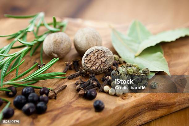 Especias Aromático Foto de stock y más banco de imágenes de Alimento - Alimento, Bayas de enebro, Comidas y bebidas