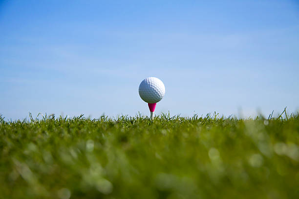 bola de golfe e tee - tee box - fotografias e filmes do acervo