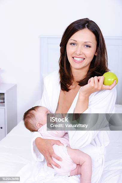 Green Apple Mujer Con Su Bebé En Período De Lactancia Foto de stock y más banco de imágenes de Amamantar