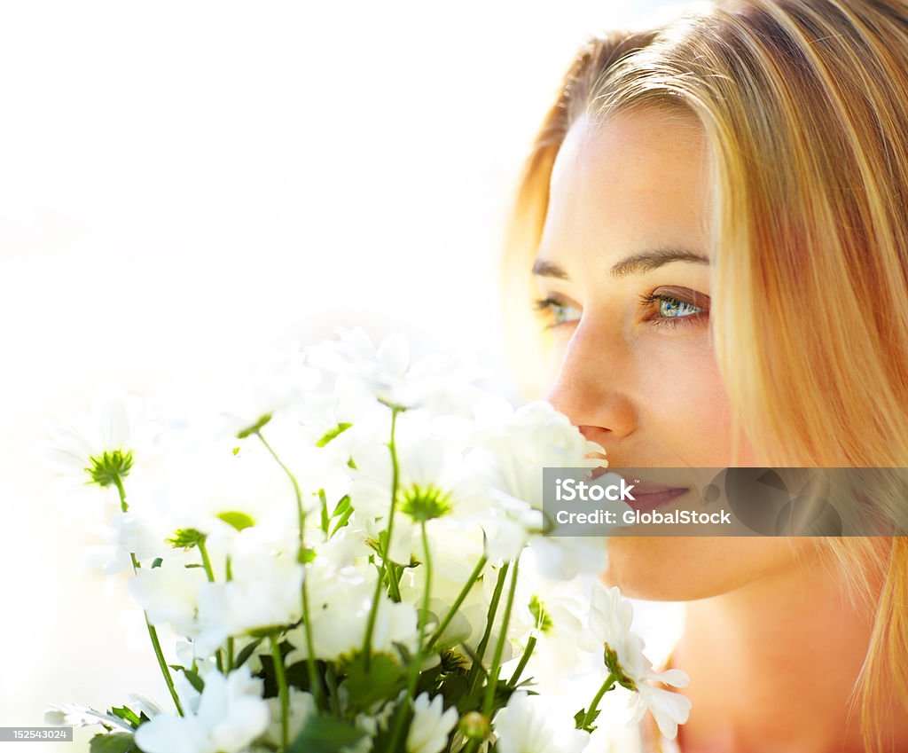 Caucasiana Jovem mulher desfrutar de fragrância das flores - Foto de stock de 20 Anos royalty-free