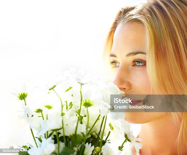 Foto de Caucasiana Jovem Mulher Desfrutar De Fragrância Das Flores e mais fotos de stock de 20 Anos