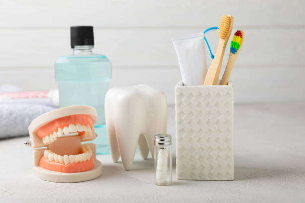 Oral hygiene products and teeth model on a white wooden background. Toothbrush,tube of toothpaste and mouthwash on white background.Dental care concept.Dental hygiene.Oral care concept.Copy space productos de higiene bucal y modelo de dientes sobre fondo de madera blanca. cepillo de dientes, tubo de pasta de dientes y enjuague bucal sobre fondo blanco. concepto de cuidado dental. higiene dental. concepto de cuidado bucal. espacio de copia