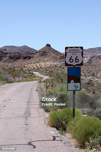 Foto de Histórico Us 66 Placa Ao Lado Da Estrada No Deserto e mais fotos de stock de Arizona