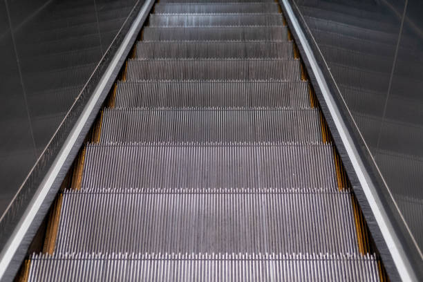 vue de dessus des marches de l’escalator - railroad station escalator staircase steps photos et images de collection