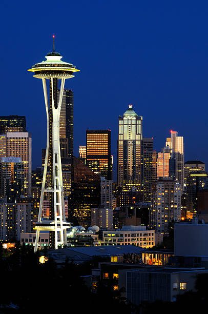 space needle di seattle - seattle night skyline architecture and buildings foto e immagini stock