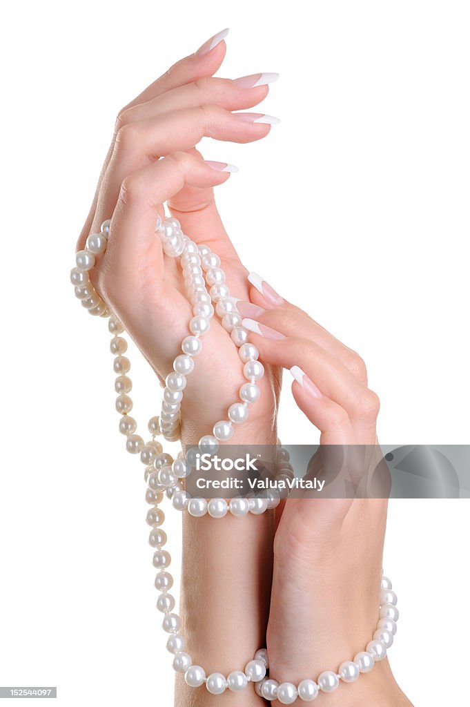 Bella elegante femmina mano con perl - Foto stock royalty-free di Bellezza
