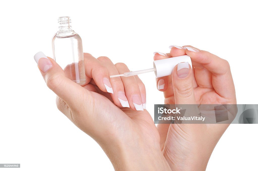 Mujer aplicar transparente de uñas esfumen en su fingernails - Foto de stock de Adulto libre de derechos