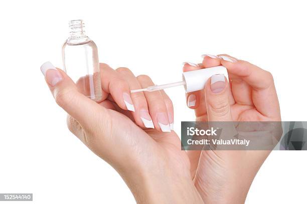 Mujer Aplicar Transparente De Uñas Esfumen En Su Fingernails Foto de stock y más banco de imágenes de Adulto