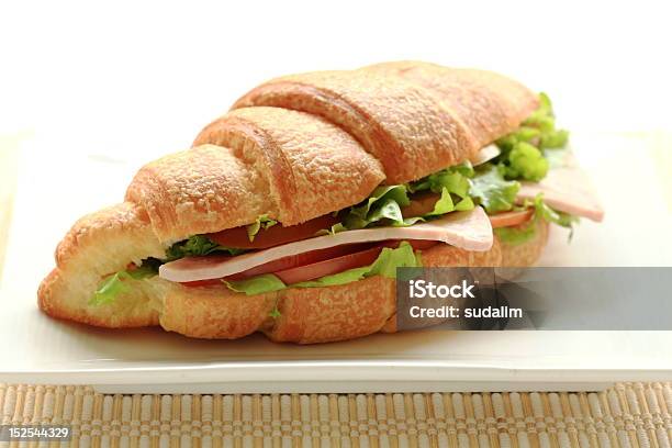 Croissant Sanduíche - Fotografias de stock e mais imagens de Alface - Alface, Almoço, Baixo