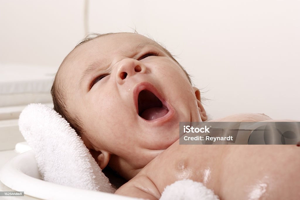 Bebé bañarse y bostezar - Foto de stock de Alegre libre de derechos