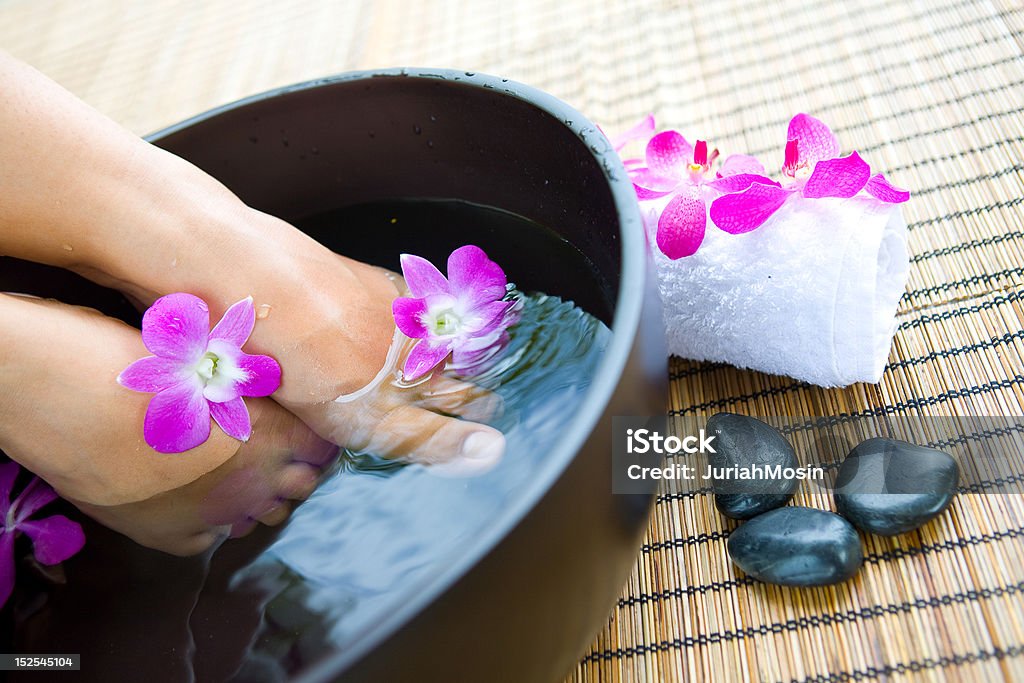 Piedi in piedi spa ciotola con orchidee - Foto stock royalty-free di Adulto