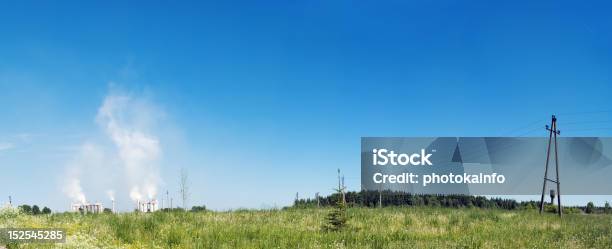 La Industria Y La Naturaleza Foto de stock y más banco de imágenes de Agricultura - Agricultura, Ajardinado, Aldea