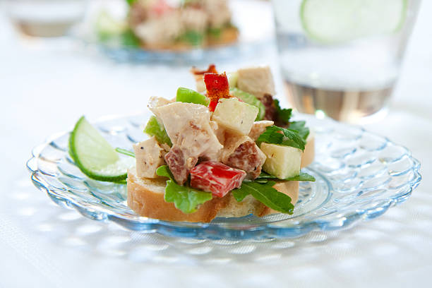 piccante insalata di pollo sandwich - chicken salad chicken salad apple foto e immagini stock