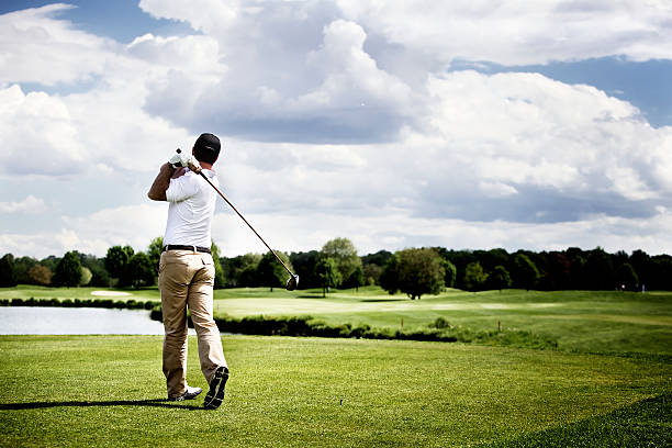 гольф игрок teeing - golf swing golf teeing off men стоковые фото и изображения