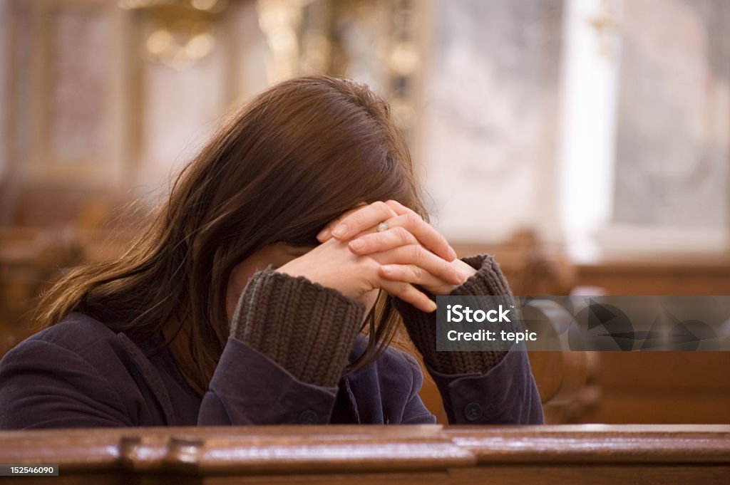Verzweifelte Frau in der Kirche - Lizenzfrei Kirche Stock-Foto