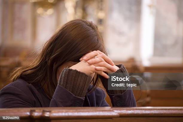 Mulher Desesperada Na Igreja - Fotografias de stock e mais imagens de Igreja - Igreja, Rezar, Mulheres