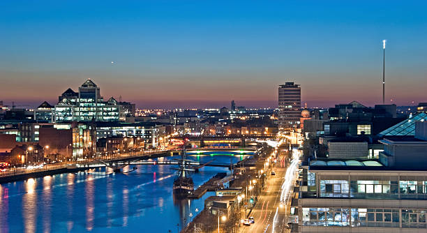 panorama de noite sobre o rio liffey - liffey river imagens e fotografias de stock