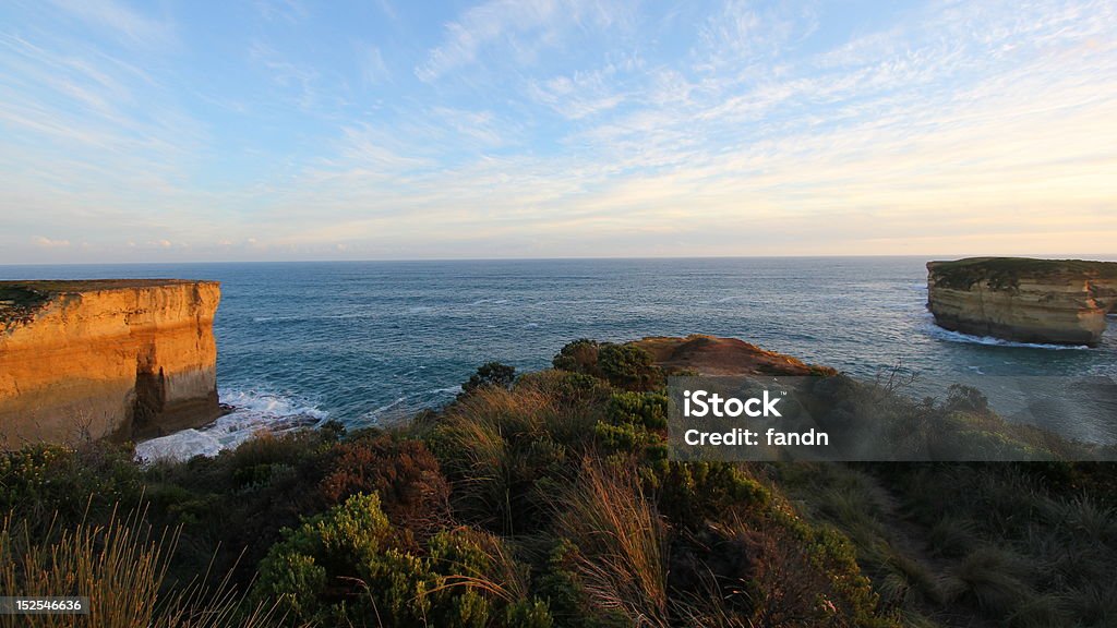 Crescente scogliere a Great Ocean Road - Foto stock royalty-free di Acqua