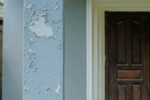 Peeling house pillar color, paint on pole peeling.