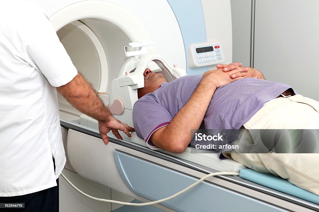 Paciente tem um Exame de ressonância magnética - Foto de stock de Radioterapia royalty-free