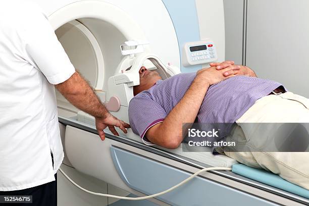 Foto de Paciente Tem Um Exame De Ressonância Magnética e mais fotos de stock de Radioterapia - Radioterapia, Câncer - Tumor, Instrumento para Diagnóstico