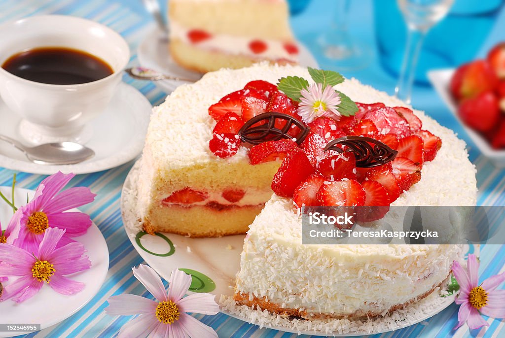Des fraises et crème fouettée Gâteau mousseux - Photo de Gâteau mousseux libre de droits