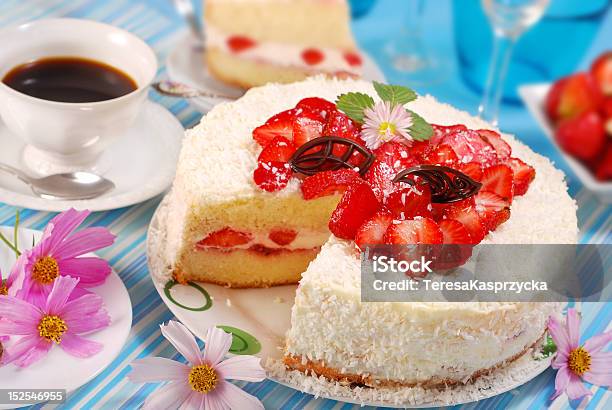 Photo libre de droit de Des Fraises Et Crème Fouettée Gâteau Mousseux banque d'images et plus d'images libres de droit de Gâteau mousseux - Gâteau mousseux, Noix de coco, Aliment