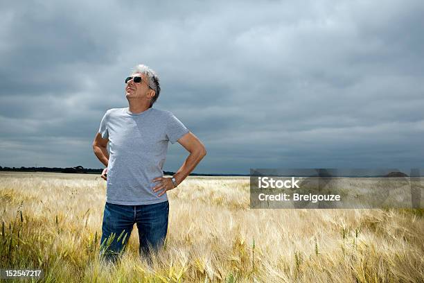 Preocupado Agricultor - Fotografias de stock e mais imagens de Olhar para Cima - Olhar para Cima, Agricultor, Céu