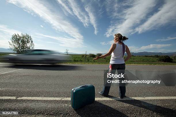 Esquerda Na Estrada - Fotografias de stock e mais imagens de Carro - Carro, Partindo, Tristeza