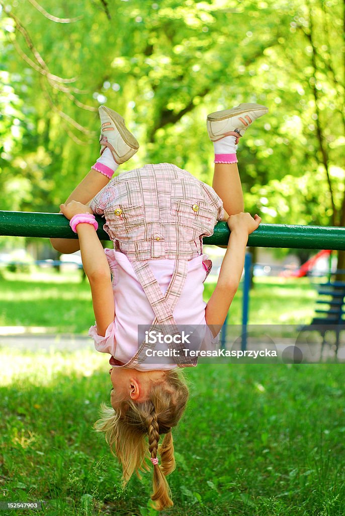 Chica joven haciendo voltereta - Foto de stock de Actividad libre de derechos