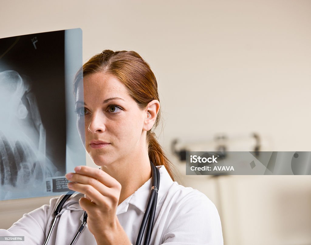 Medico esaminando i raggi X - Foto stock royalty-free di 20-24 anni