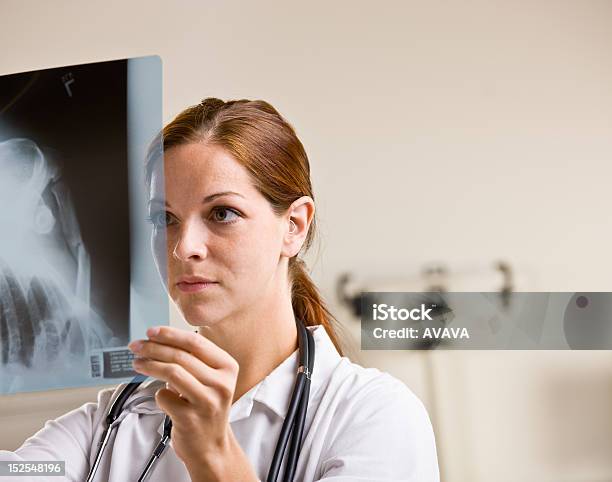 Medico Esaminando I Raggi X - Fotografie stock e altre immagini di 20-24 anni - 20-24 anni, Adulto, Ambulatorio medico