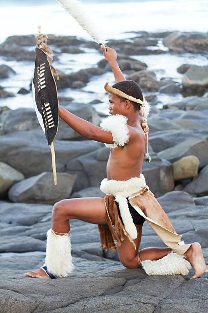 zulu homem africano - zulu african descent africa dancing - fotografias e filmes do acervo