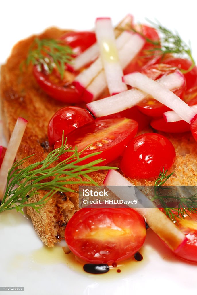 Bruschetta con pomodoro, ravanello e aneto - Foto stock royalty-free di Aceto