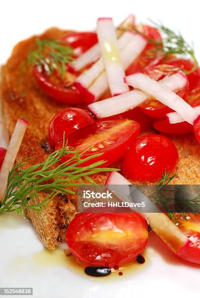 Bruschetta Con Pomodoro Ravanello E Aneto - Fotografie stock e altre immagini di Aceto - Aceto, Aceto balsamico, Aglio - Alliacee