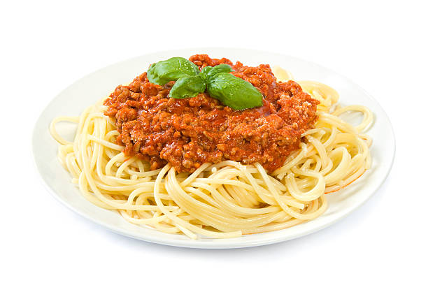 spaghetti alla bolognese su bianco - ragù foto e immagini stock