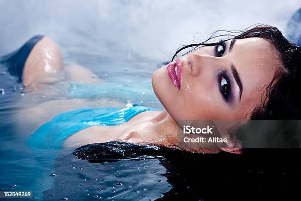 Beleza Em Água - Fotografias de stock e mais imagens de Adulto - Adulto, Azul, Azul Turquesa