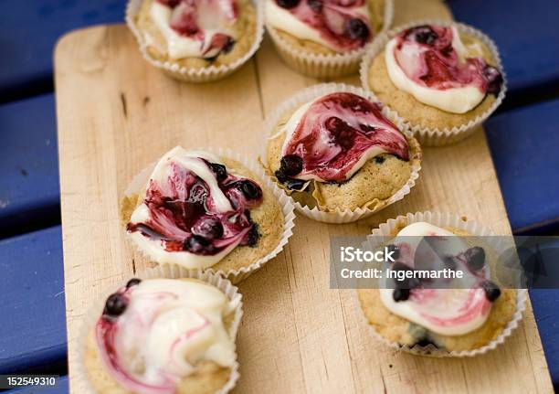 Photo libre de droit de Muffins Sur La Table banque d'images et plus d'images libres de droit de Aliment - Aliment, Dessert, Fromage frais