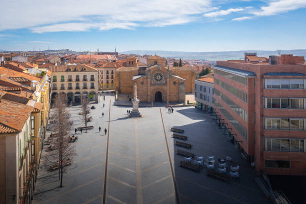 vista aérea da plaza del mercado grande com igreja de san pedro - ávila, espanha - travel avila castilla y leon spain - fotografias e filmes do acervo