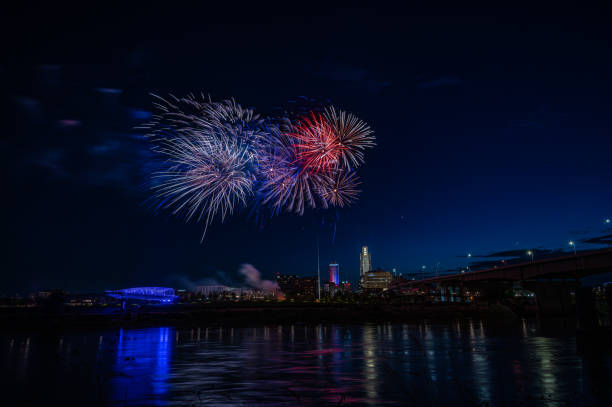 omaha-feuerwerk - omaha nebraska nebraska night downtown district stock-fotos und bilder