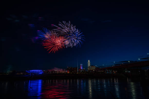 omaha-feuerwerk - omaha nebraska nebraska night downtown district stock-fotos und bilder