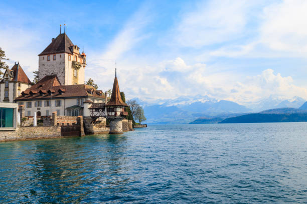 castillo de oberhofen en el lago de thun, suiza - lake thun swiss culture berne castle fotografías e imágenes de stock
