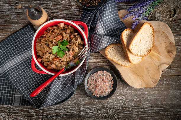 bigos - sauerkraut stewed with meat, dried mushrooms and sausage. - bigos imagens e fotografias de stock